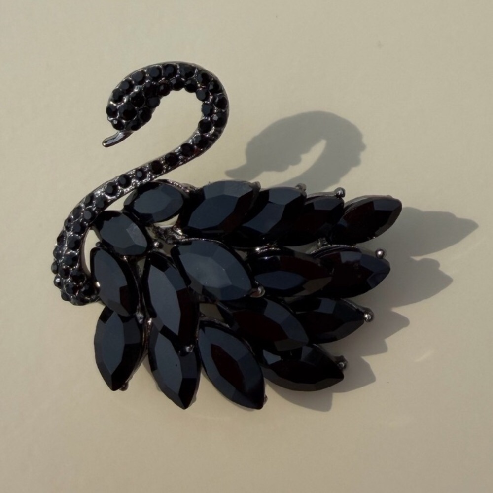 ✨ Black Swan Crystal Brooch Pin Elegant Statement Jewelry ✨
